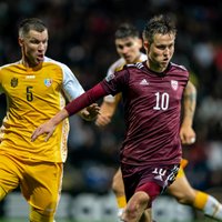Latvijas futbolisti krāšņā atmosfērā neizglābjas no zaudējuma pret Moldovu