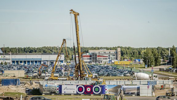 Uzsākta Rail Baltica dzelzceļa stacijas vērienīgākās estakādes izbūve pie lidostas Rīga - 11