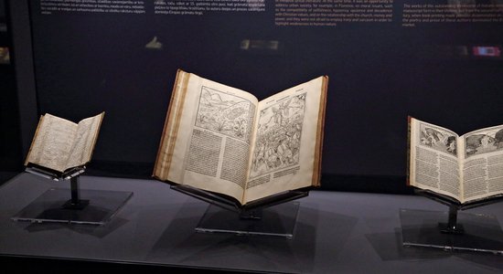 Foto: Uz Rīgu atvestas 500 gadus senas grāmatas no visas Eiropas