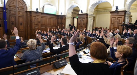 Saeima pieņem vidēja termiņa budžeta ietvaru un sadala deputātu kvotas