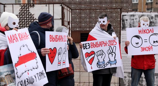 Foto: Daži desmiti cilvēku Rīgā protestē pret prezidenta vēlēšanu imitāciju Baltkrievijā