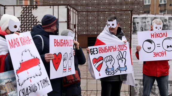 Foto: Daži desmiti cilvēku Rīgā protestē pret prezidenta vēlēšanu imitāciju Baltkrievijā