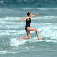 Arhīvu foto: Princese Diāna bauda pludmales priekus