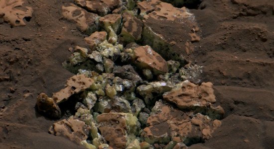 Pārsteidzošs atklājums Marsa rovera nejauši pāršķeltā akmenī