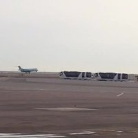 Video: Kazahstānā lidmašīnas pilotiem izdodas veiksmīga avārijas nosēšanās