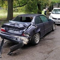 Foto: Autovadītājs Rīgā pametis savu BMW pēc sadursmes ar citu auto