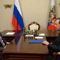 Путин подарил Медведеву на день рождения картину "В цеху"
