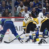 Bļugers neglābj 'Penguins' no zaudējuma NHL mačā