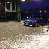 BMW vadītāji novieto savu auto, kur vēlas