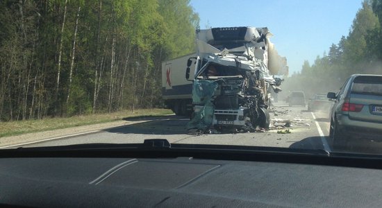 Очевидец: Под Плявиняс в аварию попала фура Maxima, огромная пробка (обновлено)