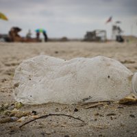 Zinātnieki plastmasas piesārņojumu Baltijas jūrā pētīs ar droniem un satelītiem