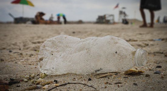 Zinātnieki plastmasas piesārņojumu Baltijas jūrā pētīs ar droniem un satelītiem