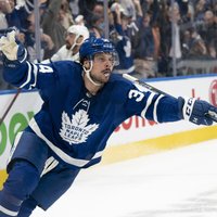 'Maple Leafs' padara Metjūzu par NHL vislabāk atalgoto hokejistu