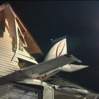 ASV neliela lidmašīna ietriecas dzīvojamā mājā
