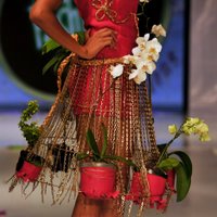 Modeles ar puķupodiem 'BioFashion Tropico Show 2012'