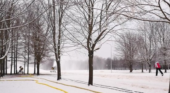 Video: Uzvaras parkā jau var slēpot, Lucavsalā trase vēl top