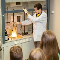 RTU piedāvā vidusskolēniem palīdzību fizikas un ķīmijas padziļinātā apguvē