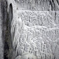 ФОТО: мороз сковал льдом Ниагарский водопад