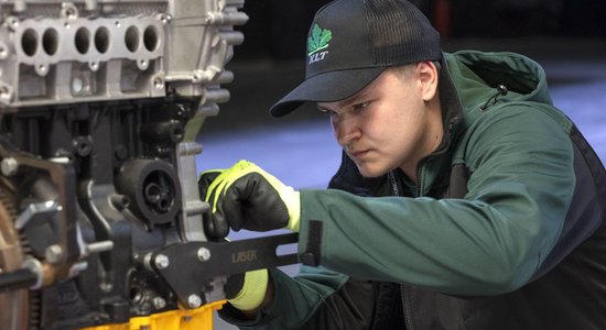 Jauniešiem interesē elektroauto labošana, tomēr skolu programmās to neiekļauj