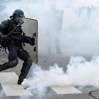 Francijā 'dzelteno vestu' protestu laikā radušies vardarbīgi incidenti