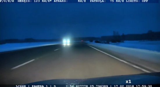 Video: Jēkabpils pusē 'Audi' vadītājs bēg no policijas