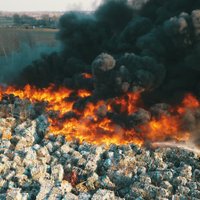 Tukumā uguns no atkritumiem pārmetusies uz blakus esošo angāru; deg arī kūla (plkst. 20:28)