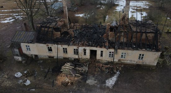 В Смилтене сгорел объект культурного наследия — дом пастора