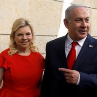 Izraēlas prokuratūra Netanjahu sievu apsūdz krāpnieciskās darbībās