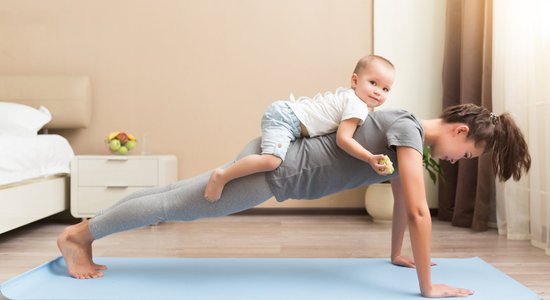 Fitnesa trenere atklāj, kā veselīgi atgūt formu pēc dzemdībām