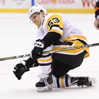 Bļugera pārstāvētā 'Penguins' NHL sezonu atsāk ar zaudējumu pagarinājumā