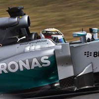 Hamiltons ātrākais otrajā treniņā Spa, Fetelam tiek mainīts dzinējs