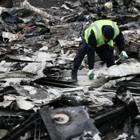 Starptautisko izmeklētāju komanda pētījusi Ukrainā notriektā MH17 atlūzas