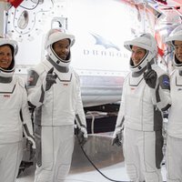 Kosmosa stacijā būs jāsaspiežas – 'SpaceX' dodas ciemos jau ar četriem cilvēkiem