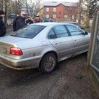 ФОТО: BMW, едва не сбив детей, протаранила ворота Ильгюциемской средней школы