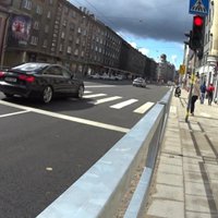 Video: Autovadītāji Rīgā ignorē sarkano gaismu luksoforā un biedē gājējus