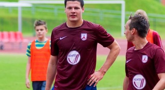 Par futbola virslīgas labāko spēlētāju atzīts Ošs no FK 'Jelgava'