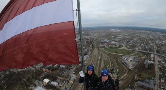 Valsts augstākajos sakaru torņos tradicionāli plīvo valsts karogi