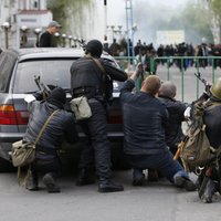 Prokrieviskie aktīvisti uzbrūk Iekšlietu ministrijai Luhanskā
