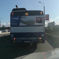 Video: Satiksmes autobuss uz Salu tilta aizņem divas joslas