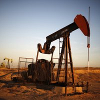Naftas cena 'nogāžas' līdz 12 gados zemākajam līmenim