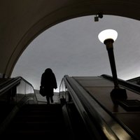 Sieviete ar bērnu Krievijā nokrīt uz metro sliedēm; policija izmeklē kā pašnāvības mēģinājumu