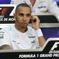 'Mercedes' un Hamiltons dominē pirmajā treniņā Vācijā