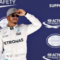 Hamiltons apsteidz Rosbergu ASV 'Grand Prix' kvalifikācijā