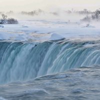 ФОТО, ВИДЕО: Замерзший Ниагарский водопад привлекает сотни людей