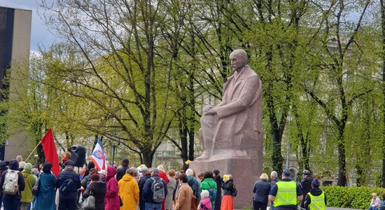 Foto: Desmiti aktīvistu Raiņa pieminekļa pakājē svin 1.maiju