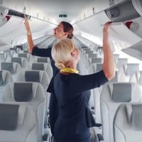 Eleganti un praktiski – 'airBaltic' prezentē jaunās apkalpes locekļu uniformas