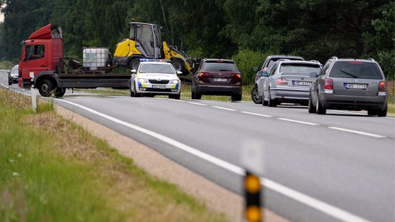 Ceļu satiksmes negadījuma dēļ slēgts Liepājas šosejas posms - 6