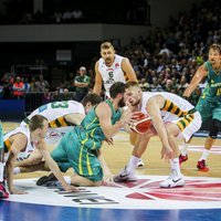 Lietuvas basketbolisti pēdējās minūtēs gūst 12 punktus pēc kārtas un uzvar Austrāliju