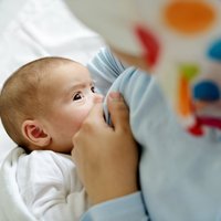 Jaunā mamma saslimusi: vai drīkst turpināt zīdīt mazuli