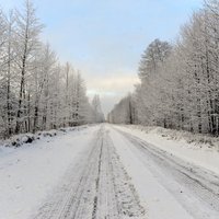 Vietām Latvijā apledojums apgrūtina braukšanu